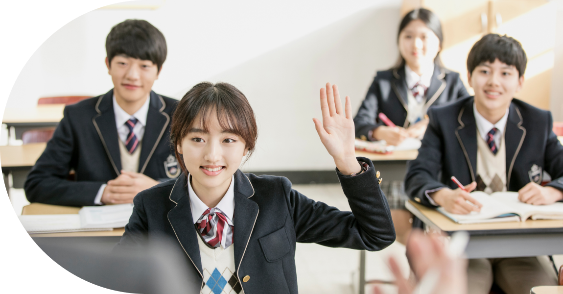교실에서 학생을 지도하는 JM 영어학원 강사